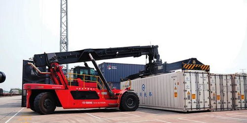 廣西開行西部陸海新通道首列海產(chǎn)品冷鏈專列 百噸北部灣海蝦三日內(nèi)直達(dá)重慶